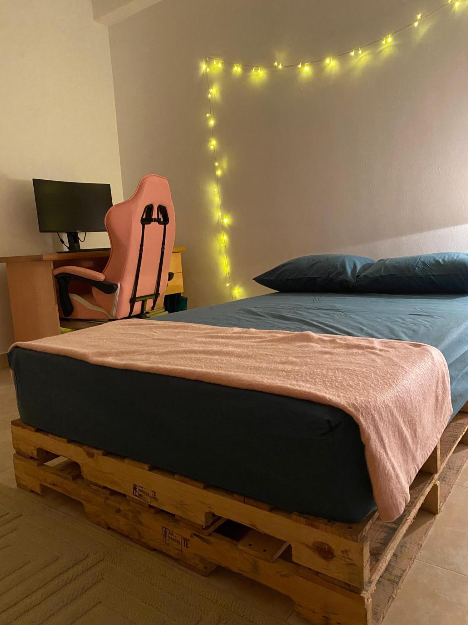 Séjour chez l'habitant 15 Minutes From Airport *